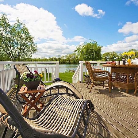 Caterina Lake Lodge South Cerney Exterior foto
