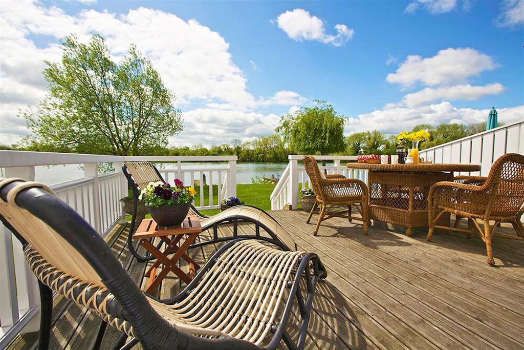 Caterina Lake Lodge South Cerney Exterior foto