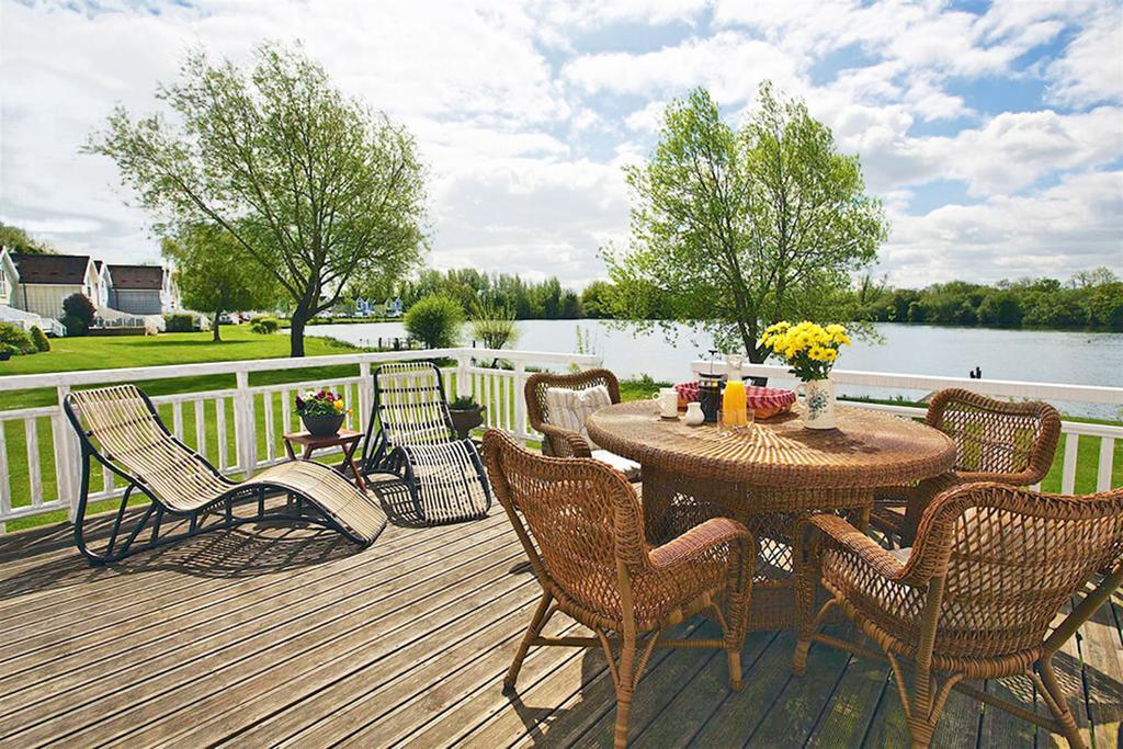 Caterina Lake Lodge South Cerney Exterior foto