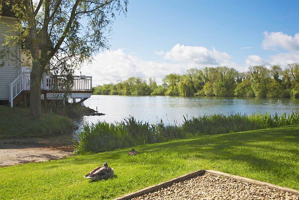 Caterina Lake Lodge South Cerney Exterior foto